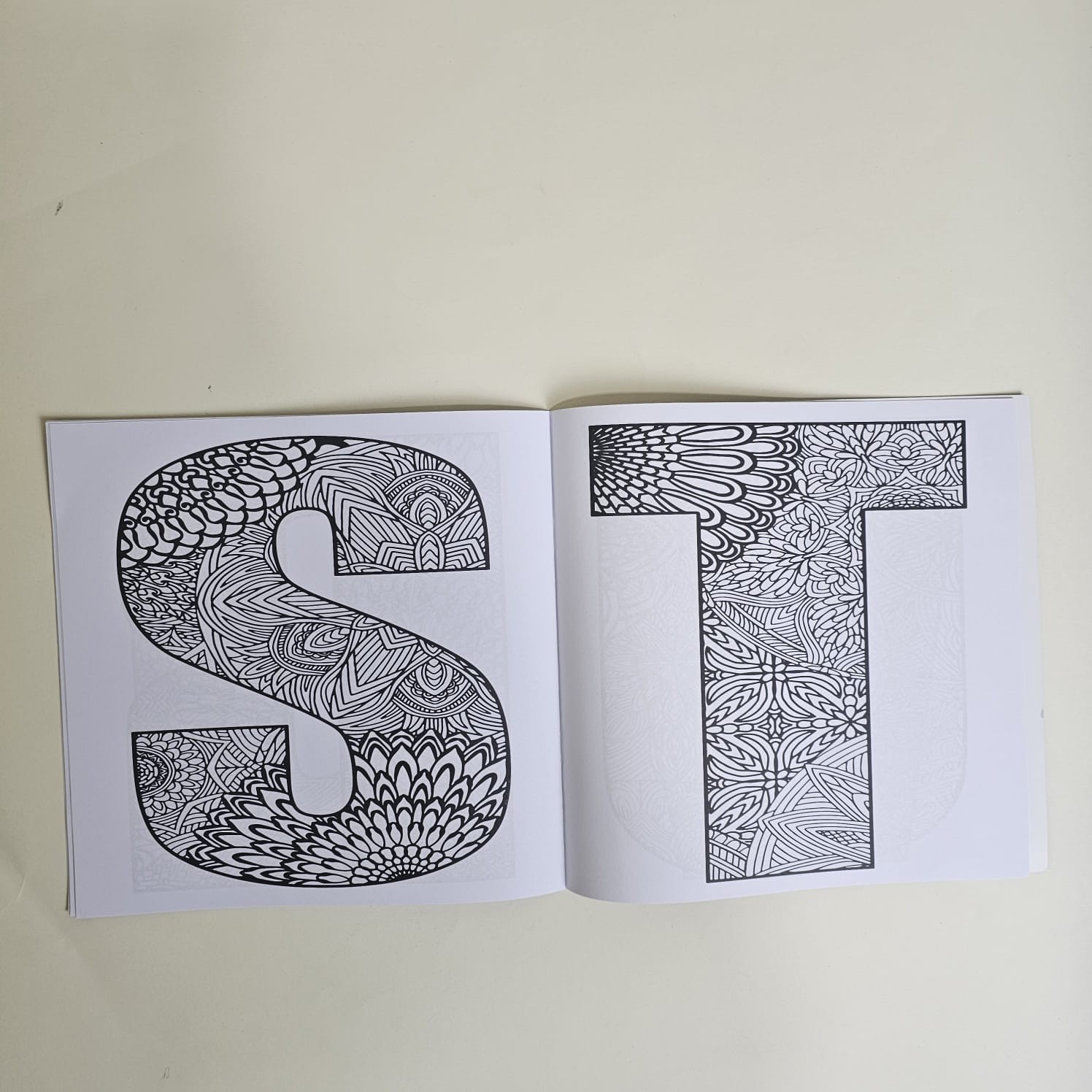 Mandala English Alphabets - كتاب تلوين الحروف الإنجليزية