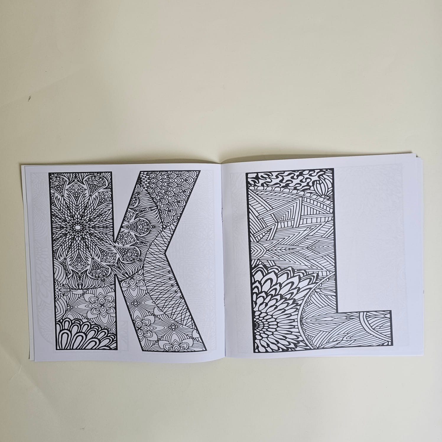 Mandala English Alphabets - كتاب تلوين الحروف الإنجليزية